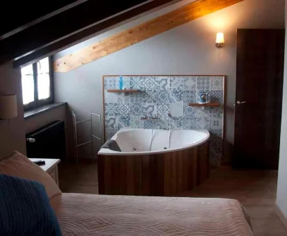 Foto de la bañera de hidromasaje de la habitación que se encuentra en la Casa Pacho Apartamentos Rurales 
