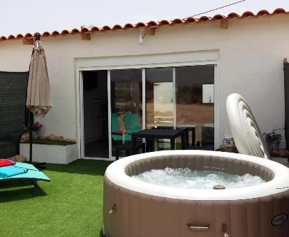 Foto del jacuzzi redondo que se encuentra en el patio de la Casa Pasy