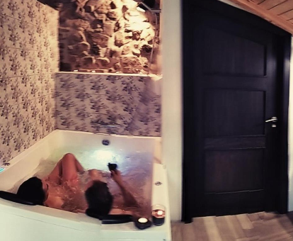 Foto de una pareja disfrutando de un baño en el jacuzzi de la Casa rural Abatetxe