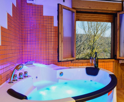 Foto de la bañera de hidromasaje que se encuentra en la Casa Rural Aguas Frías I