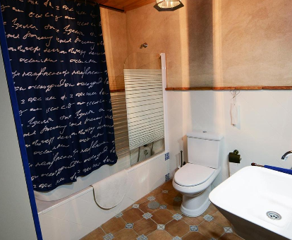 Foto del baño con bañera de hidromasaje de la Casa Rural Alamar