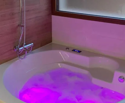 Foto del jacuzzi que se encuentra en la Casa rural Alcala Cabaña Del herrero