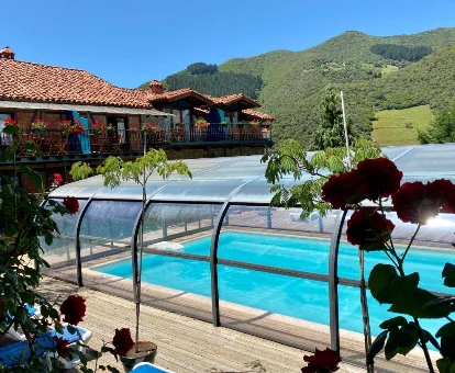 Foto de la piscina cubierta que se encuentra en la Casa Rural Alquitara 
 