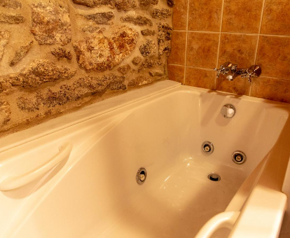Foto de la bañera de hidromasaje que se encuentra en la Casa Rural as Bentinas