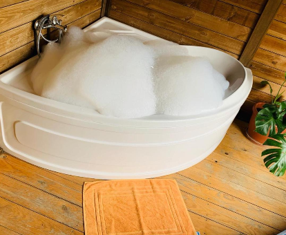 Foto de la bañera de hidromasaje con espuma de la Casa Rural Barranco de la Salud