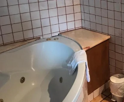Foto de la bañera de hidromasaje que se encuentra en el baño de la Casa Rural Cal Rei 
