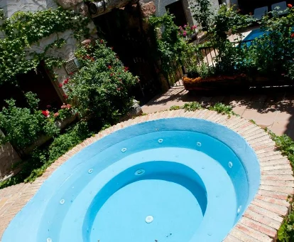 Foto del jacuzzi exterior de la Casa Rural Capricho del Valle