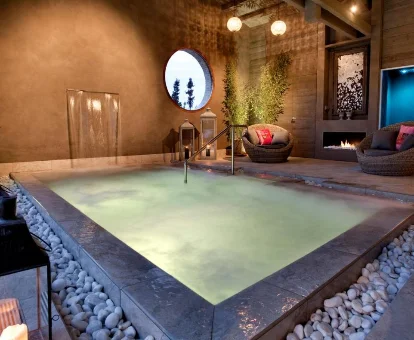 Foto de la espectacular piscina cubierta de la Casa Rural Cirera D'Avall 

