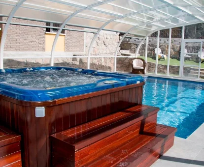 Foto del jacuzzi con chorros de agua y piscina cubierta de la Casa Rural Collarubio 

