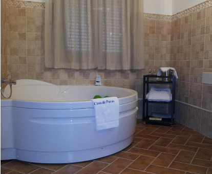 Foto de la bañera de hidromasaje que se encuentra en la Casa Rural con jacuzzi y pista de padel - Casa de Pacas