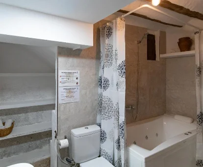 Foto del baño con bañera de hidromasaje de la Casa Rural del Juez
