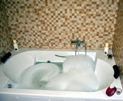 Foto de la bañera de hidromasaje con espuma de la Casa Rural El Dolmen