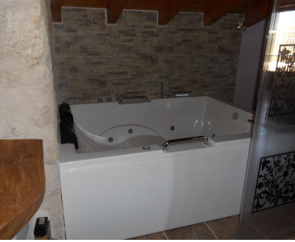 Foto de la bañera de hidromasaje que se encuentra en la Casa Rural El Lagarcillo