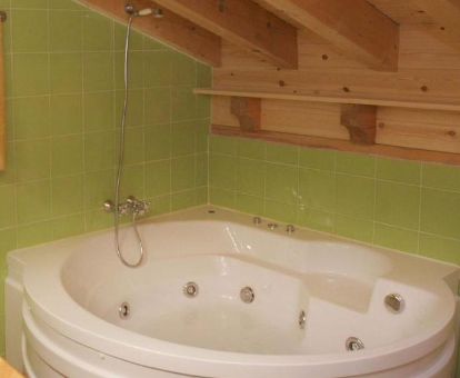 Foto de la bañera de hidromasaje que se encuentra en la Casa Rural El Llao Y Los Fresnos