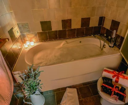 Foto de la bañera de hidromasaje que se encuentra en la Casa Rural Entre Valles