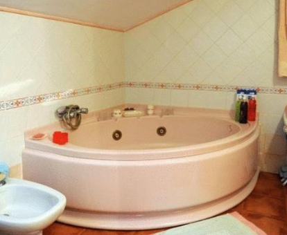 Foto de la bañera de hidromasaje que se encuentra en la Casa Rural Entre Volcanes de Almagro