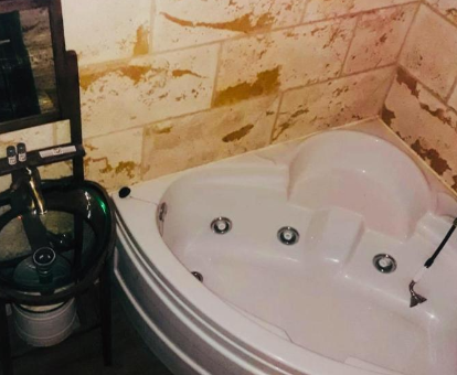 Foto de la bañera de hidromasaje que se encuentra en la Casa rural La Antigua Vaqueria