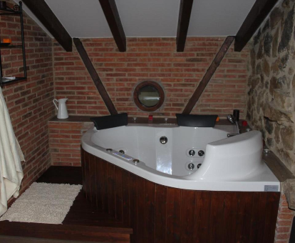 Foto de la bañera de hidromasaje que se encuentra en la Casa Rural La Charruca
