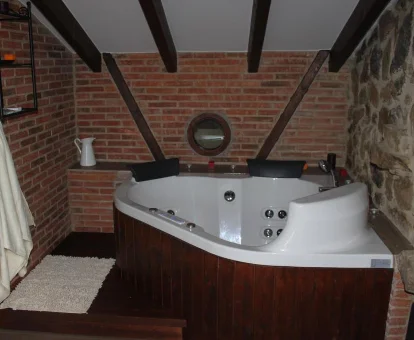 Foto de la bañera de hidromasaje que se encuentra en la Casa Rural La Charruca 
