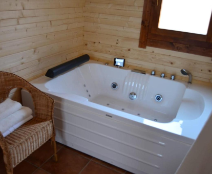 Foto de la bañer de hidromasaje que se encuentra en la Casa rural la dehesilla de Toledo
