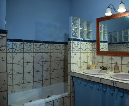 Foto del baño con bañera de hidromasaje de la Casa Rural La Fonda del Castillo
