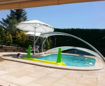 Foto de la piscina exterior de la Casa Rural La Monjía 
