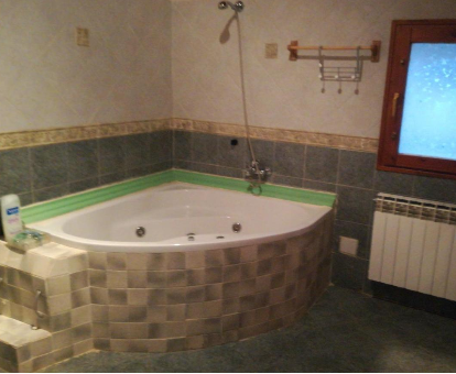 Foto de la bañera de hidromasaje que se encuentra en la Casa Rural La Pinilla 