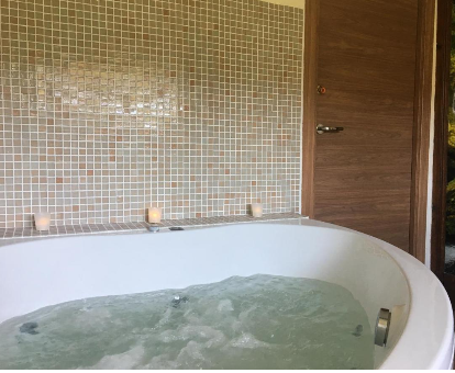 Foto de la bañera de hidromasaje que se encuentra en la Casa Rural Las Dalias con Hidromasaje