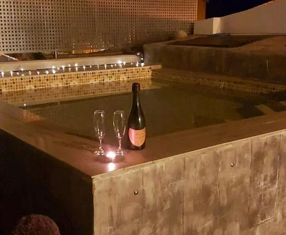 Foto del jacuzzi con champá y dos copas para una velada romántica de la Casa rural las Eras  