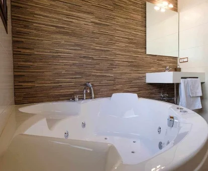 Foto de la bañera de hidromasaje que se encuentra en la moderna Casa rural Lo Niu 
