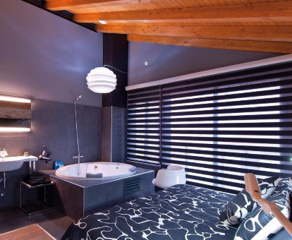 Foto de la casa con bañera de hidromasaje en la habitación que se encuentra en la Casa Rural Luces y Sombras