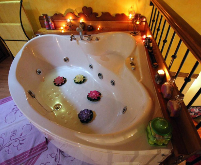 Foto de la bañera de hidromasaje que se encuentra en la Casa rural Luna Rosa