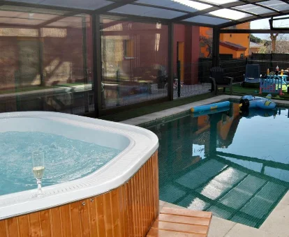 Foto de la piscina con jacuzzi de la Casa Rural Mansion Alejandra con piscina y jacuzzi 