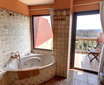 Foto de la habitación con bañera de hidromasaje de la Casa Rural Mirador del Salto