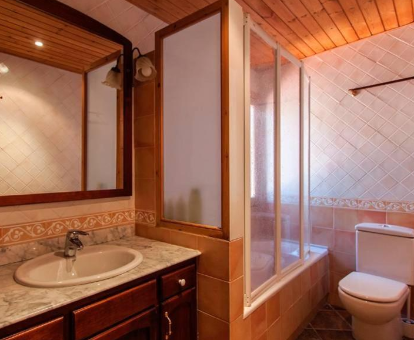 Foto del baño con bañera de hidromasaje de la Casa rural Molí del Salt
