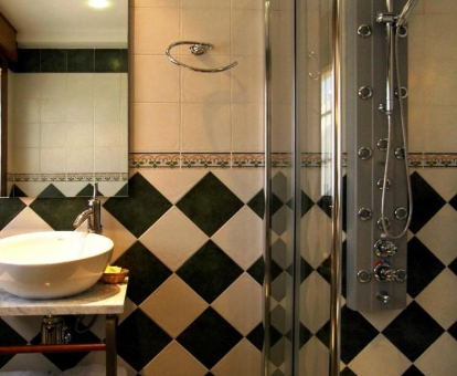 Foto del baño con ducha de hidromasaje que se encuentra en la Casa Rural Patiño