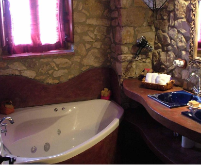 Foto de la bañera de hidromasaje que se encuentra en la Casa Rural Petita d'en Chinascas 