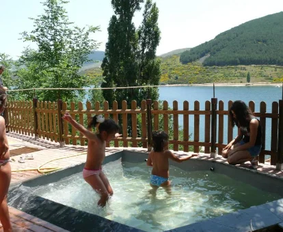 Foto del jacuzzi exterior para niños de la Casa Rural Ruralba
