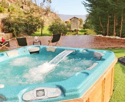Foto del jacuzzi exterior de la Casa Rural San Cibran 
