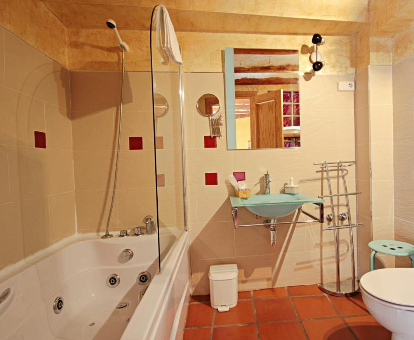 Foto del baño con bañera de hidromasaje de la Casa Rural Tila