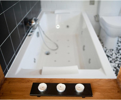 Foto de la bañera de hidromasaje que se encuentra en la Casa Rural Txokoetxe