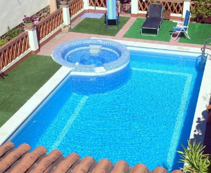 Foto de la piscina exterior con jacuzzi de la Casa Rural Valdevilano
