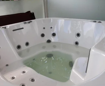 Foto de la bañera de hidromasaje a medio llenar de la Casa Rural Villa Gervasio