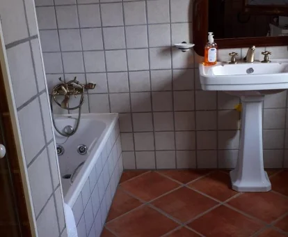 Foto del baño con bañera de hidromasaje de la Casa Samperón
