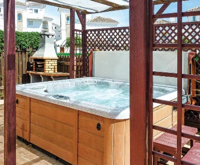 Foto del jacuzzi de exterior que se encuentra en la Casa Soleado