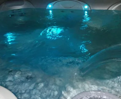 Foto del jacuzzi con chorros de agua que se encuentra en la CASA SPA 1514