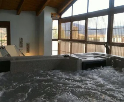 Foto del jacuzzi con vistas de la Casa Tensina