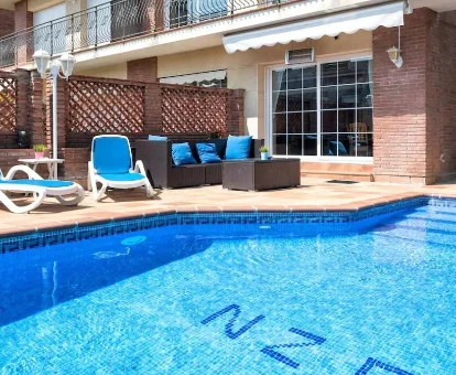 Foto de la piscina con tumbonas de la Casa Tomas