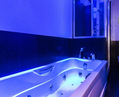 Foto de la bañera de hidromasaje de la Casa txema tu casa en Bilbao by Urban Hosts