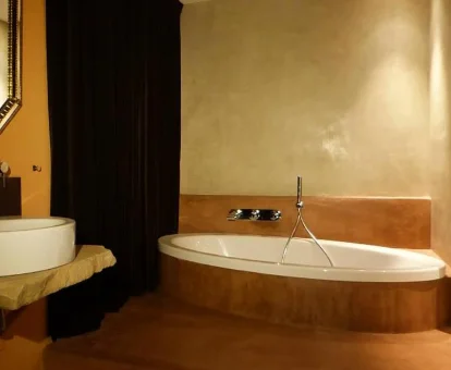Foto de la bañera de hidromasaje que se encuentra en la Casa Vella del Panta 
